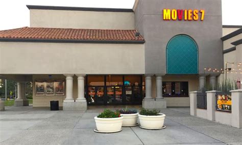 $2 movie theater la mirada.